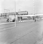 859309 Gezicht op het nieuwe spoorviaduct over de Cartesiusweg / St. Josephlaan te Utrecht, met op de voorgrond de ...